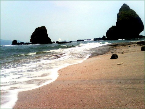 pasir di watuulo - Jawa Timur : Pantai Watu Ulo Jember