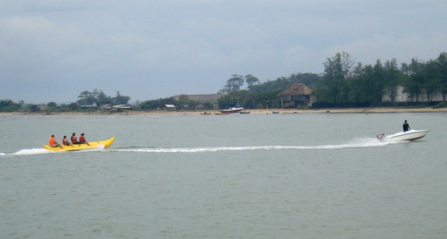 Jawa Tengah , Pantai Bandengan (Tirta Samudera) Jepara : Banana Boat Pantai Bandengan Jepara