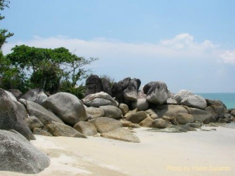 batu batu besar di pantai batu dedaun - Bangka : Pantai Batu Bedaun di Kepulauan Bangka