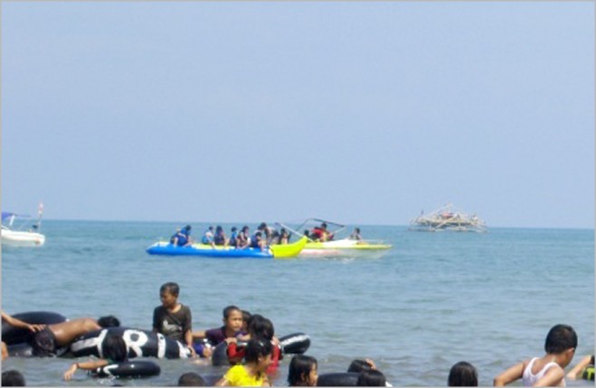 Banten , Pantai Anyer dan Carita – Keindahan yang Tak Pernah Pudar : Naik Banana Boat Pantai Carita