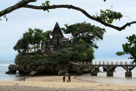 Jawa Timur , Pantai Balekambang Kabupaten Malang : pantai-balekambang-pura