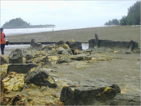 Sumatera , Pantai Air Manis Padang Sumatera Barat : patung-malin-kundang-dgn-latar-belakang-pantai-air-manis