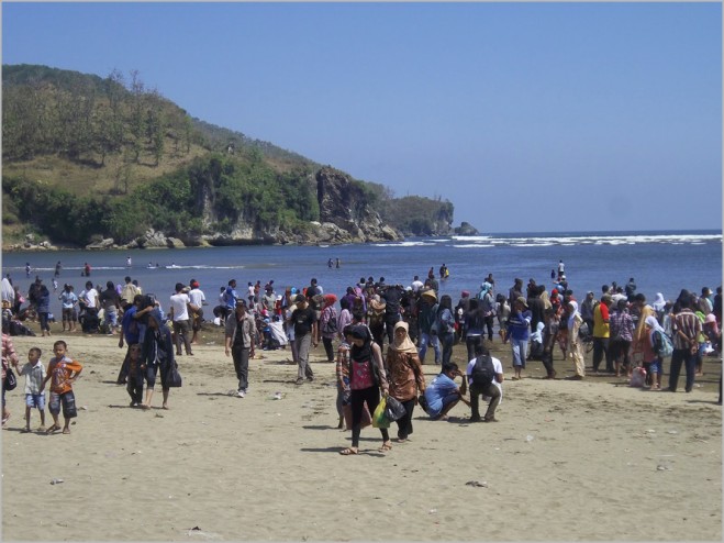 Jawa Tengah , Pantai Ayah (Pantai Logending), Kebumen – Jawa Tengah : Wisata Di Pantai Ayah