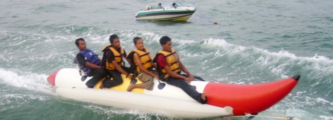 Lampung , Pantai Duta Wisata Lampung – Tempat Rekreasi dan Hiburan : Pantai Duta Wisata Banana Boat