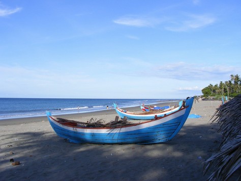 perahu nelayan di pantai ujung batee - Aceh : Pantai Ujung Batee di Aceh yang Menawan