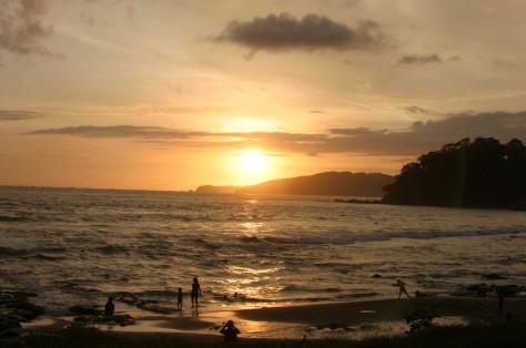Jawa Barat , Pantai Karang Hawu, Sukabumi – Jawa Barat : sunset di pantai karang hawu