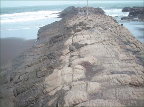 batu di pantai watuulo - Jawa Timur : Pantai Watu Ulo Jember