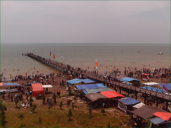 Jawa Tengah , Pantai Widuri Pemalang – Cocok untuk Wisata Keluarga : Jembatan Pantai Widuri