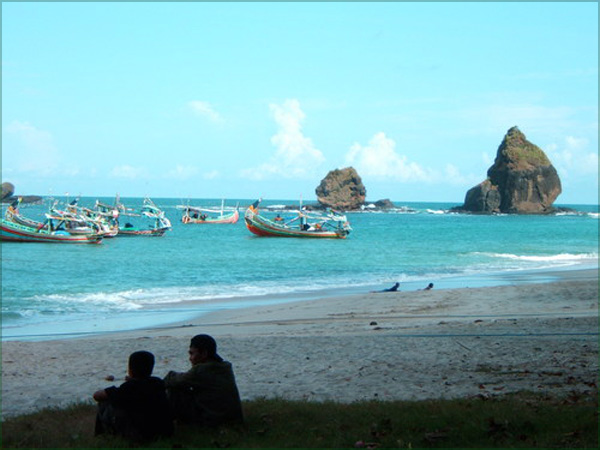 Jawa Timur , Pantai Watu Ulo Jember : Pantai Watu Ulo Dan Gua Jepang