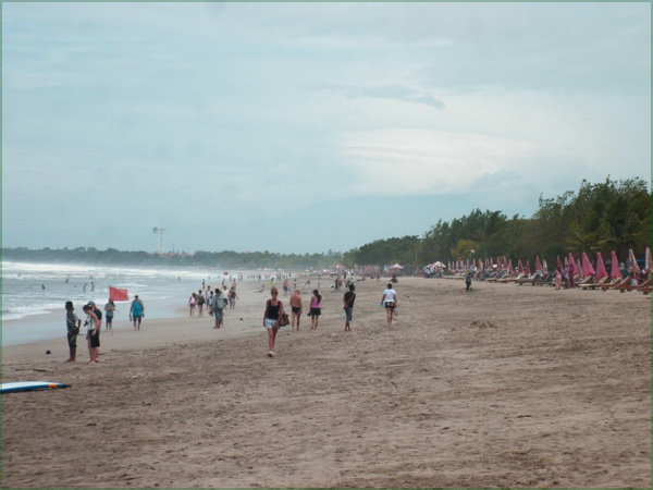 Bali , Pantai Kuta Bali yang Indah : Pasir Di Pantai Kuta