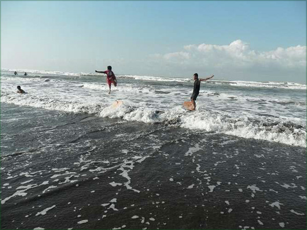 Jawa Tengah , Pantai Widarapayung Cilacap : Peselancar Di Pantai