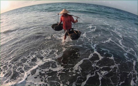 petani garam pantai kusamba - Bali : Pantai Kusamba di Pulau Bali