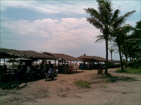 suasana pantai - Jawa Tengah : Pantai Widarapayung Cilacap