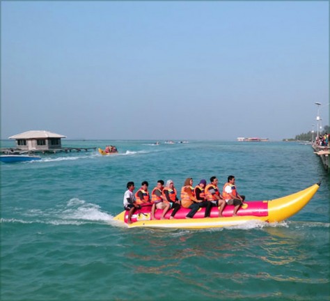 Kep Seribu , Wisata ke Pulau Tidung Kepulauan Seribu : banana-boat-di-Pulau-Tidung