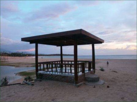 saung untuk menikmati pantai lampuuk - Aceh : Pesona Pantai Lampuuk Aceh