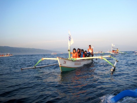 Bali , Pantai Lovina Bali – Lumba Lumba dan Pesona Pantai Utara Bali : kapal-untuk-melihat-lumba-lumba-lovina-bali
