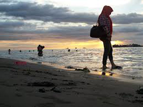 Sulawesi Selatan , Pantai Losari di Makassar : Menikmati Pantai Di Losari