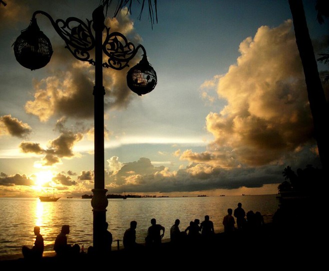 Sulawesi Selatan , Pantai Losari di Makassar : Sunset Di Pantai Losari