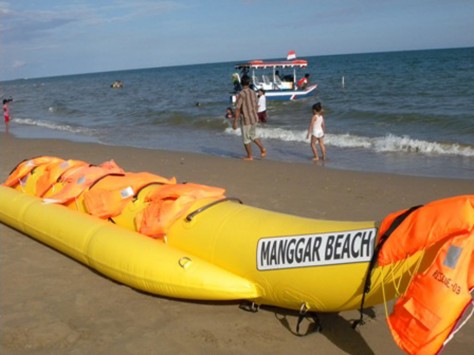 banana boat di pantai manggar segarasari - Kalimantan Selatan : Pantai Manggar Segarasari Balikpapan