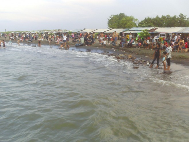 Jawa Tengah , Pantai Maron Semarang : Keramaian Pantai Maron Semarang