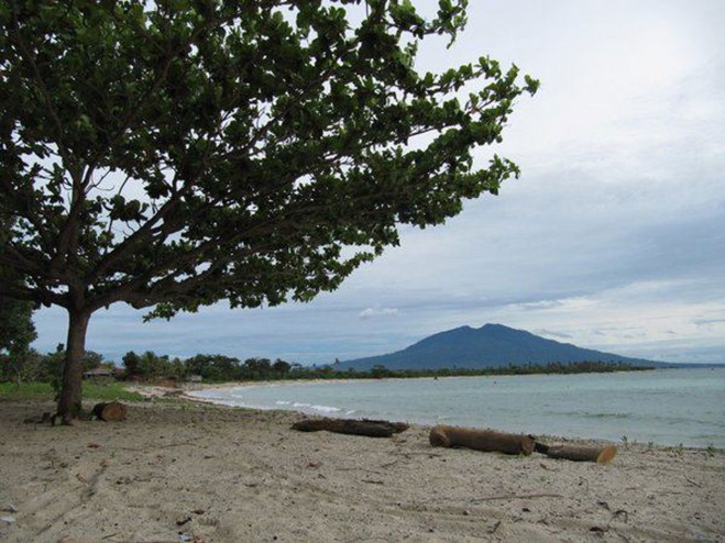 Lampung , Pantai Merak Belantung Kalianda : Pasir Pantai Di Pantai Merak Blantung