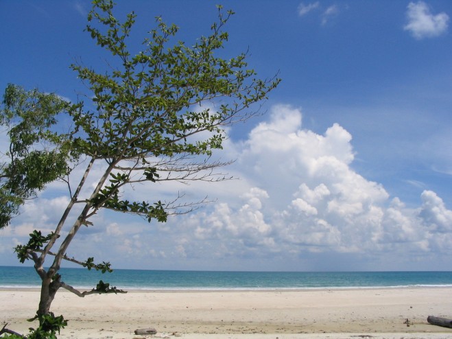 Bangka , Pantai Matras di Pulau Bangka Belitung : Pasir Putih Di Pantai Matras