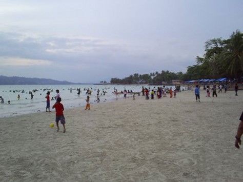 bermain di pantai natsepa - Maluku : Pantai Natsepa Ambon