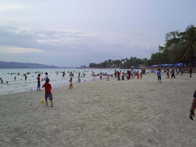 Maluku , Pantai Natsepa Ambon : Bermain Di Pantai Natsepa