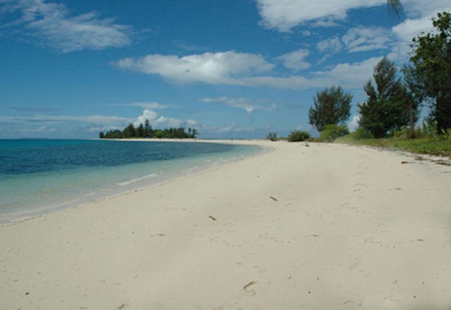 Maluku , Pantai Natsepa Ambon : Pasir Putih Pantai Natsepa