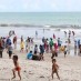 Bangka, : ramai wisatawan di pantai arta