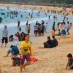 Sumatera Utara, : ramainya wisatawan di pantai lampuuk