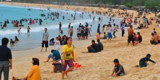 ramainya wisatawan di pantai lampuuk - Aceh : Pantai Lampuuk, Aceh Besar