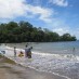 Aceh, : wisatawan di pantai karang tirta