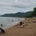 Jawa Barat, : wisatawan di pantai lalos