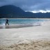 Kepulauan Riau, : wisatawan di pantai lampuuk, aceh