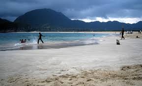 wisatawan di pantai lampuuk, aceh - Aceh : Pantai Lampuuk, Aceh Besar