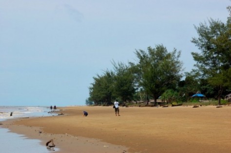 Pantai Batu Lima Tempat Wisata Favorit di Tanah Laut Kalimantan Selatan - Kalimantan Selatan : Pantai Batu Lima, Tanah Laut, Kalimantan Selatan