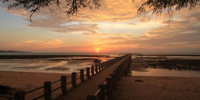 Kalimantan Barat , Pantai Temajuk, Sambas – Kalimantan Barat : Suasana Senja Dermaga Pantai Temajuk