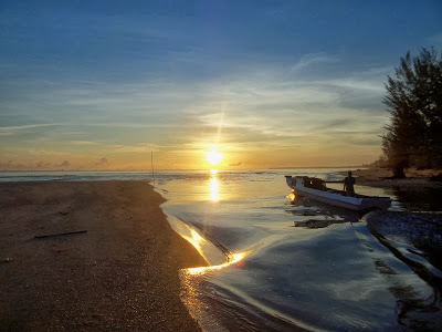 Kalimantan , Pantai Kampung Baru, Bulungan – Kalimantan Utara : Sunrise Di Muara Sungai