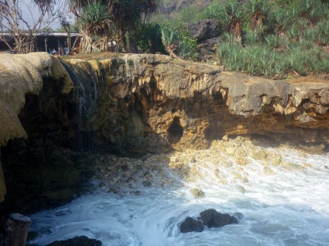DIY Yogyakarta , Pantai Jogan, Gunung Kidul – Yogyakarta : air terjun saat kering