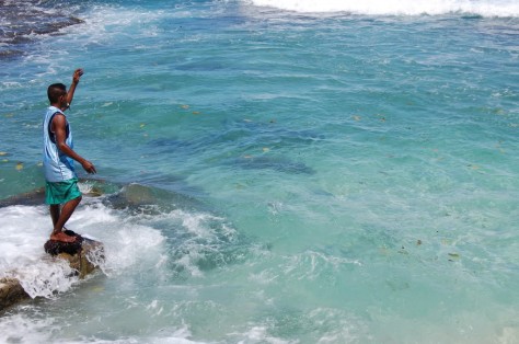 atraksi memanggil ikan - Papua : pantai Bakaro, Papua Barat