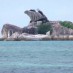 Pulau Cubadak, : bebatun berbentuk burung pantai baurung