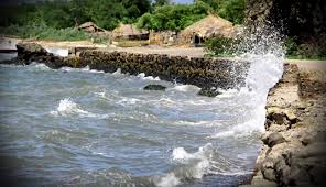 Nusa Tenggara , Pantai Tanjung Bastian, Wini – Timor Tengah Utara ( TTU ) : Debur Ombak Di Pantai Tanjung Bastian