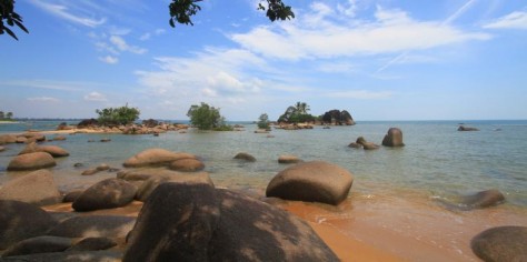 gugusan batu di pantai Temajuk - Kalimantan Barat : Pantai Temajuk, Sambas – Kalimantan Barat