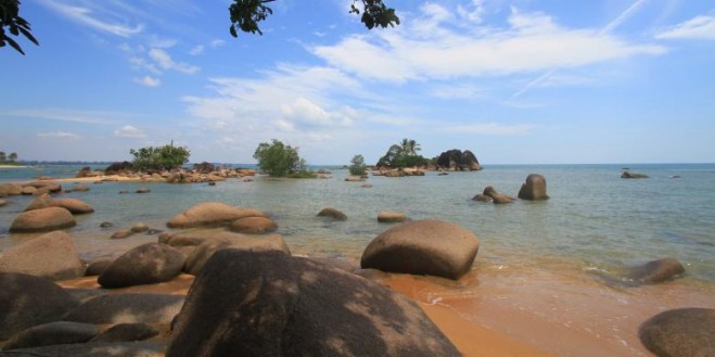 Kalimantan Barat , Pantai Temajuk, Sambas – Kalimantan Barat : Gugusan Batu Di Pantai Temajuk