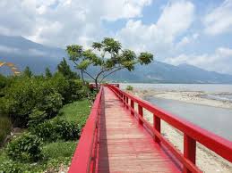 Sulawesi , Pantai Talise, Palu – Sulawesi Tengah : Jembatan Merah Pantai Talise