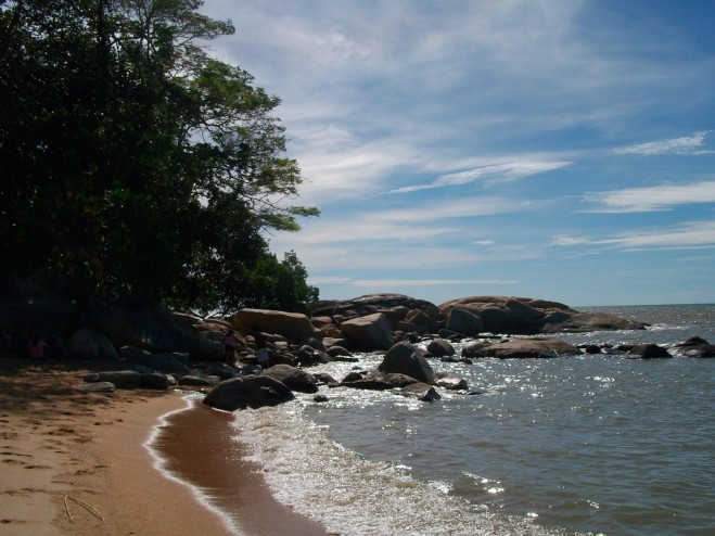 Kalimantan Barat , Tanjung Bajau Beach, Singkawang – Kalimantan Barat : Keindahan Pantai Tanjung Bajau Ditemani Batu Batu Besar Untuk Bersantai