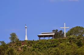 menara masjid dan salib gereja yang berdampingan - Sulawesi Utara : Pantai Lakban, Manado – Sulawesi Utara