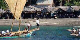 nelayan waijarang pulang melaut - Nusa Tenggara : Pantai Waijarang, Lembata – NTT