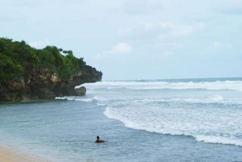 nikmatya berenang di pinggir pantai - DIY Yogyakarta : Pantai Ngandong, Gunung Kidul – Yogyakarta